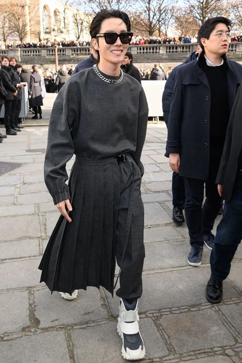 Men In Maxi Skirts, Dior Men Outfit, Men Skirt Outfits, Men Suit Outfit, Paris Fashion Week Outfits, Lucien Laviscount, Fashion Week Outfit Ideas, Milan Fashion Week Men, Dior Skirt