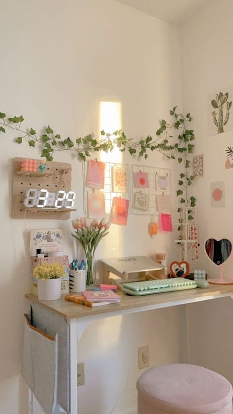 Desks Ideas Bedroom, Mirror And Desk Ideas, Hanging Desk Ideas, Aesthetic Girl Bedroom Ideas, Danish Pastel Room Decor Ideas, Summer Desk Decor, School Desk Decorating Ideas, Desk Grid Wall, Wire Board Decor