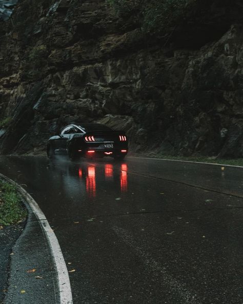 Rain is definitely a great aesthetic Siyah Mustang, Black Mustang Gt, Rain Car, Ford Mustang Wallpaper, Black Mustang, Car Tattoo, Tokyo Drift Cars, Mustang Wallpaper, Mustang Ecoboost