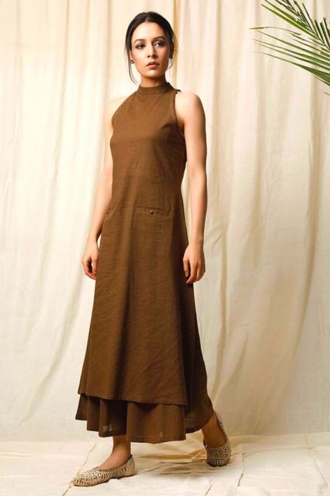 Halter Neck Kurta, Sleeveless Kurti Designs, Latest Kurti Designs Pattern, Sleeveless Kurti, Kurti Neck Design, Kurtha Designs, Trendy Outfits Indian, Kurta Cotton, Chiffon Frocks