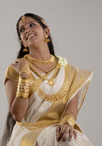 South Indian Gold Jewellery, Wedding Ceremony Rituals, Hairstyles Kerala, Indian Gold Jewellery, Kerala Jewellery, Bridal Jewellery Inspiration, Kerala Bride, Kerala Wedding, Saree Jewellery