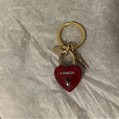 Coach keychain Fall Keychains, Pretty Keychains, Car Keychain Aesthetic, Car Keys Keychain Ideas, Coach Keychains, Classy Keychain, Catapult Project, Aesthetic Keychains, Aesthetic Keychain