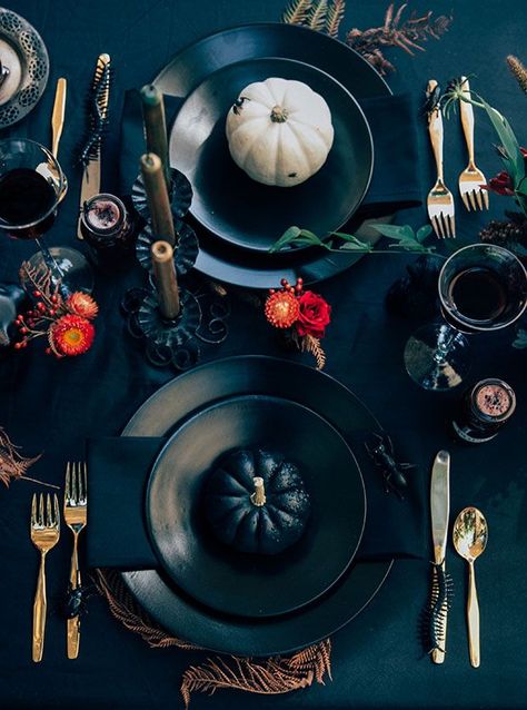 Trick or treat! Add a dash of spooky to a dramatic Halloween inspired table setting. Gothic Thanksgiving, Sophisticated Halloween Party, Classy Halloween Party, Stylish Halloween Decor, Décoration Table Halloween, Halloween Chic, Halloween Table Settings, Elegant Halloween Decor, Fruits Decoration
