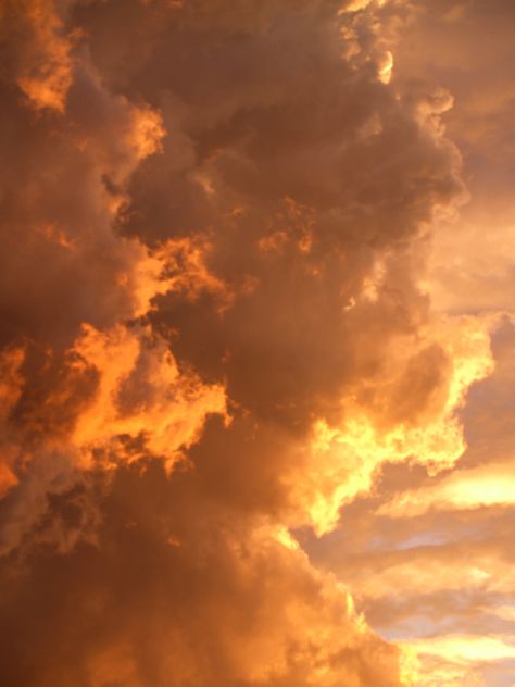 Incredible clouds by davincipoppalag on DeviantArt Nature, Golden Academia Aesthetic, Golden Hour Painting Easy, Golden Boy Aesthetic, Golden Hour Clouds, Hp Hufflepuff, Playlist Pfp, Golden Clouds, Heavens Gate