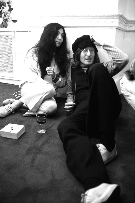 John and Yoko (London, 1968) John Lenon, John Lennon Yoko Ono, Beatles Girl, John Lennon And Yoko, John Lennon Beatles, Beatles John, Yoko Ono, The Fab Four, Meus Pins