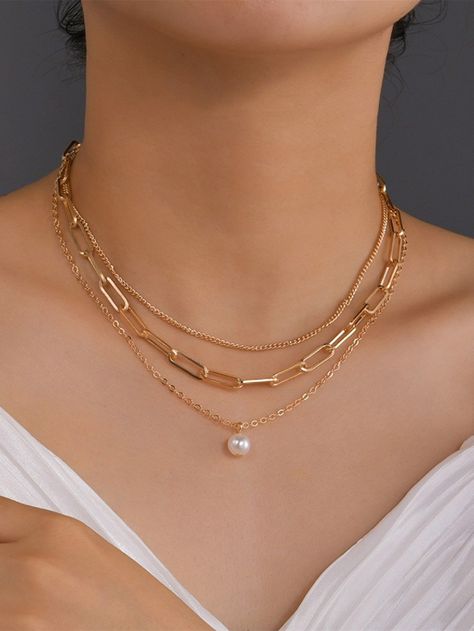 Layered Gold And Pearl Necklace, Elegant Necklace Layering, Casual Accessories Jewelry, Gold Trendy Jewellery, Pearls And Gold Necklace, Layer Jewelry Ideas, Layered Necklaces Gold Indian, Gold Jewellery Outfit, Gold Layered Jewelry