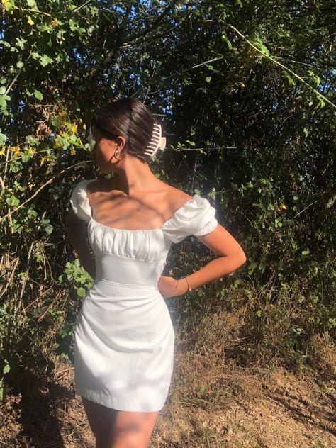 Homecoming Dress White, Aesthetic White Dress, White Dress Aesthetic, White Homecoming Dress, Estilo Ivy, White Flowy Dress, White Dress Outfit, Spring Date, White Homecoming Dresses