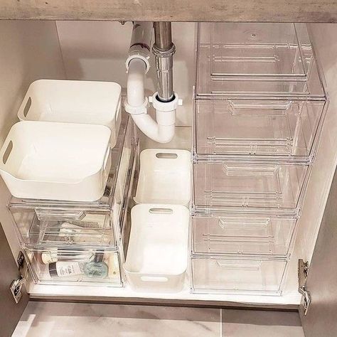 bathroom organization under sink - so pleasing. #bathroomorganizationideas #cleanitup #bathroomundersink Dekorere Bad, Organized Kitchen, Bathroom Cabinet Organization, Diy Bathroom Storage, Under Sink Organization, Vinyl Decor, Bathroom Storage Organization, Sink Organizer, Tiny Apartment