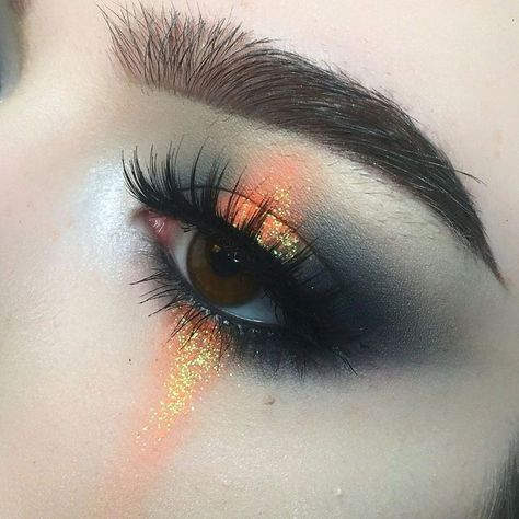 Orange And Black Makeup, Simple Halloween Makeup Looks For Work, Two Tone Eyeshadow, Eye Makeup Halloween, Unique Eye Makeup, Colorful Blush, Makeup Fantasi, Makeup Zombie, Fantasy Make-up