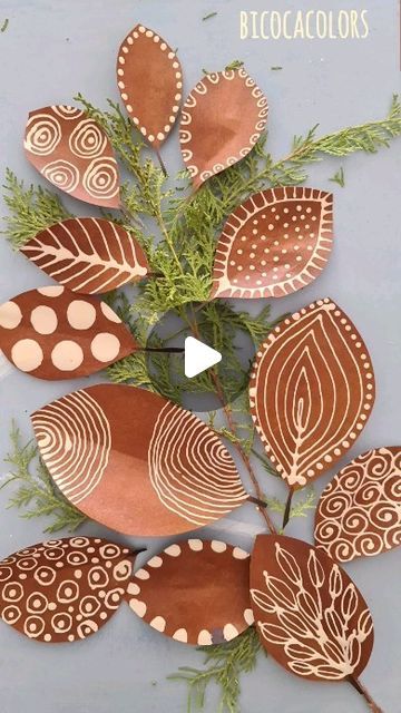 Painted Leaves Fall, Dry Painting Ideas, Dry Leaf Art Ideas, Dry Leaves Art, Leaf Painting Ideas, Fiori Art Deco, Leaf Art Diy, Dry Leaf Art, Leaves Doodle
