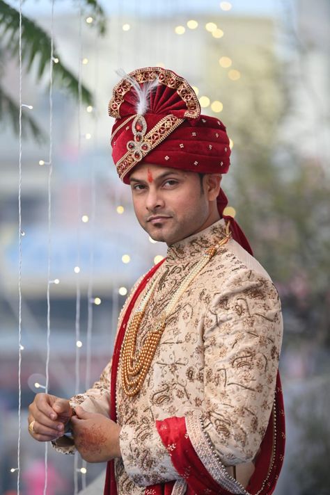 Dulha Wedding Pose, Dulha Single Pose Kurta, Groom Poses Wedding, Wedding Groom Photography, Best Bride And Groom Poses, Indian Wedding Groom Poses, Servani Pose, Groom Dress Shoot, Dulha Single Pose Wedding Photos