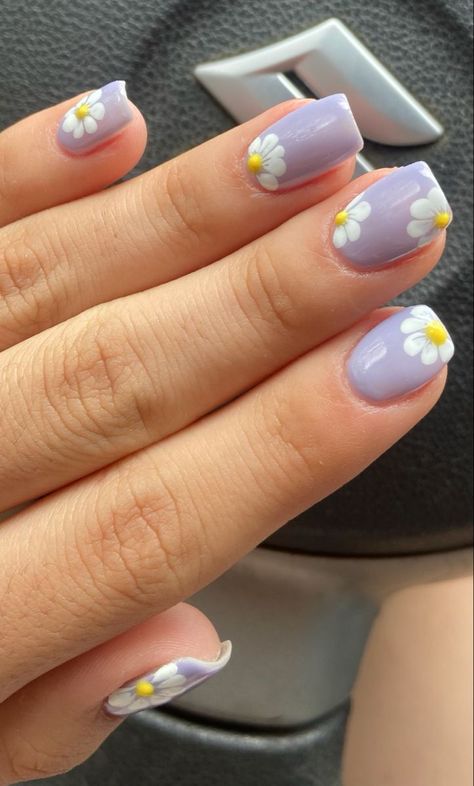 #nailart #nails #naildesign #nailideas #flores #flowers #flowersnails #nailsaddict #nailsaddict #nailsonfleek Shellac Nails Short Design, Aesthetic Cute Nails Short, Nail Inspo For Kids Short, Purple Nails With Daisies, Summer Nail Inspo Short Round, Simple Flower Design Nails, Aesthetic Gel Nails Short, Floral Short Nails, Gel Nails For Kids