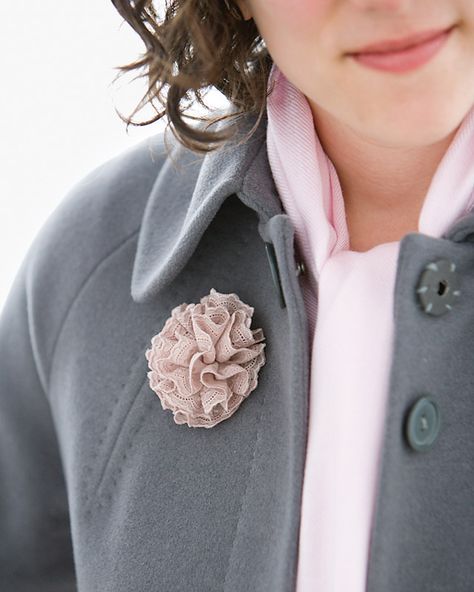 Blossoming Brooch Felt Crafts Flowers, Fabric Flower Brooch, Martha Stewart Crafts, Fabric Brooch, Handmade Flowers Fabric, Brooch Diy, Trendy Sewing, Brooches Handmade, Arte Floral