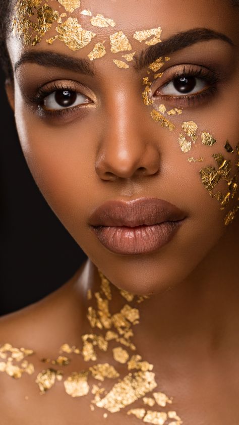 Fall Winter Makeup, Fashion Editorial Makeup, Golden Makeup, Fall Makeup Trend, Make Up Gold, Gold Makeup Looks, Show Makeup, Latest Makeup Trends, High Fashion Makeup