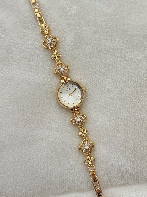 Vintage Gold Womens Dainty Watch Small Face # Women Watch Vintage, Vintage Wrist Watch Women, Vintage Gold Watch Women, Vintage Watches Women Classy, Dainty Watches For Women, Dainty Watches, Dainty Watch, Vintage Gold Watch, Small Face