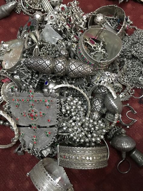 Old silver jewellery Heavy Silver Jewellery, Old Silver Jewellery, Cultural Jewelry, Somali Culture, Dino Morea, Funky Jewellery, Silver Jewlery, Silver Jewerly, Jewelry Tattoo