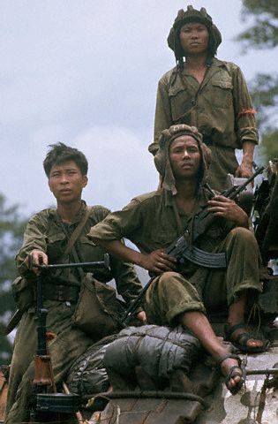North Vietnamese Army infantrymen. The machine gunner armed with an RPD appears to be wearing a U.S. M56 pistol belt (vertical weave) with a M67 20rnd magazine pouch attached to it, in addition to his RPD ammunition bag. One of the tankers also carries a Type 56 assault rifle with a folding stock. Arvn Vietnam, Machine Gunner, North Vietnamese Army, Army Tank, Military Photography, Vietnam History, North Vietnam, South Vietnam, Vietnam Veterans