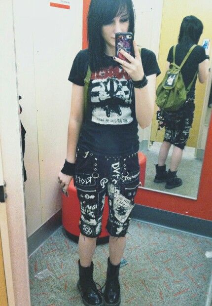 Crust Punk outfit Crust Punk Clothes, Crust Punk Outfits, Crust Punk Girl, Crust Punk Aesthetic, Crust Punk Fashion, Crust Punk Pants, Crust Pants, Punk Rock Girls, Punk Outfit