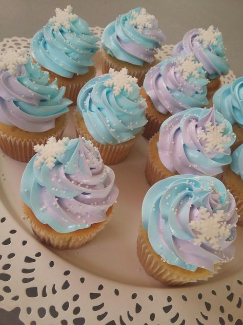 Cupcakes Frozen, Birthday Cake And Cupcakes, Frozen 3rd Birthday, Pastel Frozen, Frozen Birthday Party Cake, Frozen Birthday Party Decorations, 4de Verjaardag, Elsa Birthday Party, Frozen Cupcakes