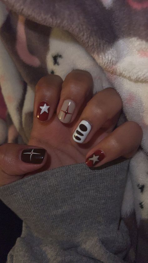 White And Dark Red Nails, Short Square Star Nails, Easy Red And Black Nails, Nail Paint For Short Nails, Easy Star Nails, Burgundy Nail Designs Short, Nails For Guitar Players, White And Burgundy Nails, Dark Brown Nail Art