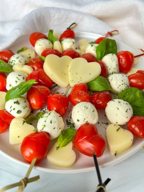 Valentines Day Salty Snacks, Valentine’s Day Salad Ideas, Savoury Valentines Food, Salty Valentine Snack, Easy Valentines Appetizers, Valentine Salad Ideas, Valentines Day Appetizers Savory, Valentines Skewers, Valentines Snacks Savory