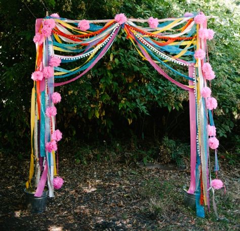 arch Backdrop Garden Party, Colorful Backdrop Ideas, Festival Balloon Arch, How To Decorate With Streamers, Glastonbury Party, Ribbon Arch, Ribbon Decoration Ideas, Ribbon Backdrop, Ribbon Decor