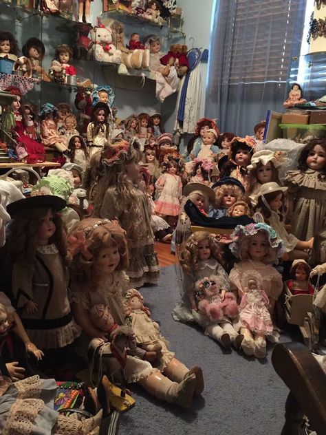 Doll Museum, Vintage Porcelain Dolls, Antique Porcelain Dolls, Doll Display, French Dolls, German Dolls, Simply The Best, Creepy Dolls, Old Dolls