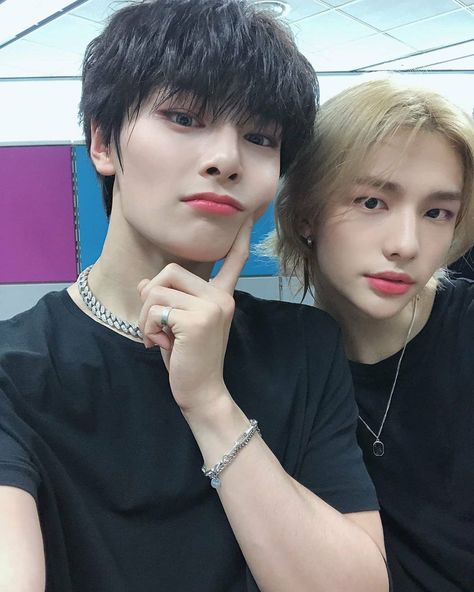 #STRAYKIDS #HYUNJIN #JEONGIN Lee Min Ho, Hyunjin And In, I.n. Stray Kids, Fan Fiction, Kids Pictures, Reality Show, Monsta X, K Idols, South Korean Boy Band