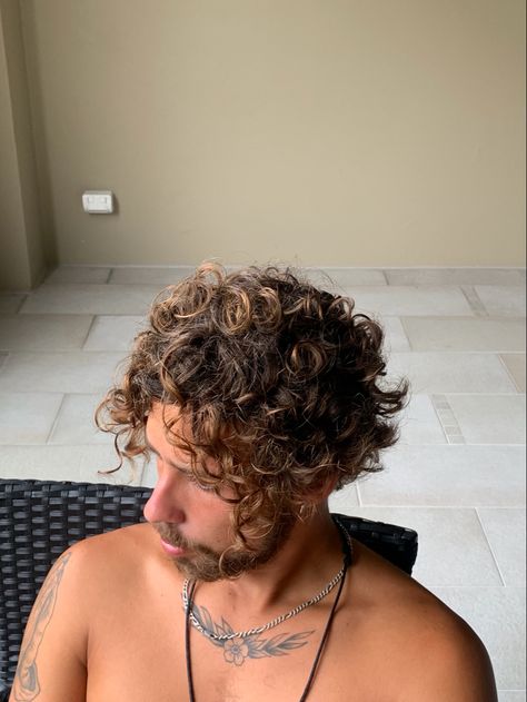 brown skin tattoo twenties brown hair sitting earring silver bohemian muscle Men Highlights Hair Dark Brown, Light Brown Hair Men, Curly Brown Hair, Light Brown Highlights, Brown Hair Men, Brown Curly Hair, Holiday Inspo, Natural Highlights, History Fashion