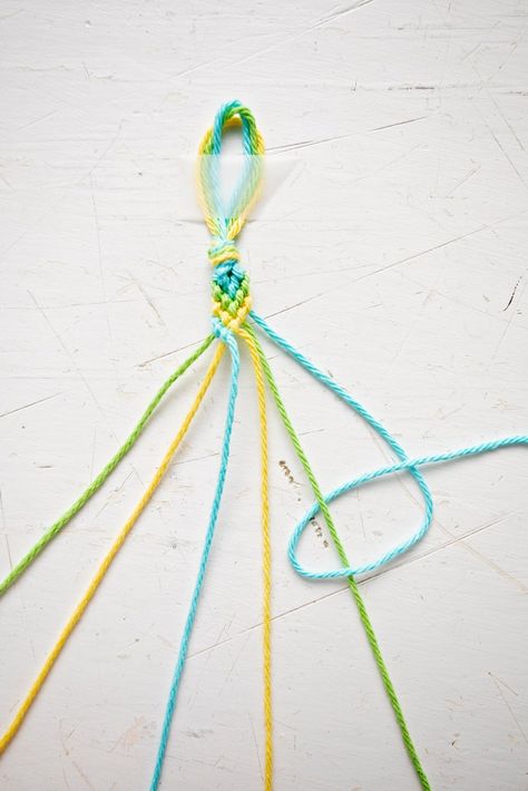 Chevron Macrame Tutorial, Friendship Bracelets Chevron Tutorial, Bracelet Ideas String Pattern, How To Make Chevron Friendship Bracelets, Easy Friendship Bracelet Patterns For Beginners, Chevron Friendship Bracelets Tutorial, Bracelet Patterns Chevron, Friendship Bracelets Videos, Macrame Bracelet Patterns Tutorials