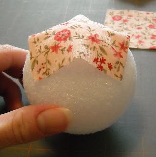 Crafter without a Cat: Quilted Ball Ornament Tutorial Diy Quilted Christmas Ornaments, Quilted Fabric Ornaments, Sewn Christmas Ornaments, Fancy Christmas Ornaments, Folded Fabric Ornaments, Diy Christmas Ornaments Easy, Quilted Christmas Ornaments, Quilted Ornaments, Ornament Tutorial