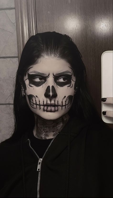 American Horror Story Skeleton Makeup, Simple Scary Face Paint, American Horror Story Skull Makeup, Goth Skull Makeup, Halloween Costume Face Paint, Tate Makeup American Horror Story, Rate Langdon Makeup, Tate Langdon Makeup Easy, Ahs Skull Makeup