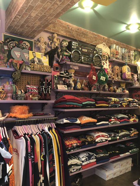 Cool Clothing Stores Interior, Vintage Shop Interior Store Displays, Vintage Clothes Shop Interior, Eclectic Store Design, Small Store Aesthetic, Skate Shop Aesthetic, Small Shop Aesthetic, Cool Spaces, Thrift Shop Design