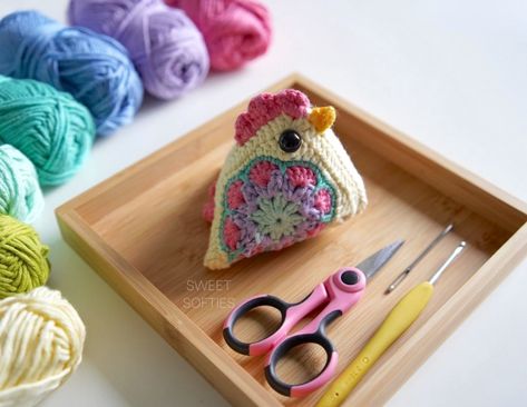 Granny Square Chicken · Free Crochet Pattern - Sweet Softies Amigurumi Patterns, Chicken Crochet Pattern, Beginner Knitting Blanket, Beginner Knit Scarf, Chicken Crochet, Crochet Hat For Beginners, Yarn Color Combinations, Crochet Leaf Patterns, Knitting Patterns Free Beginner