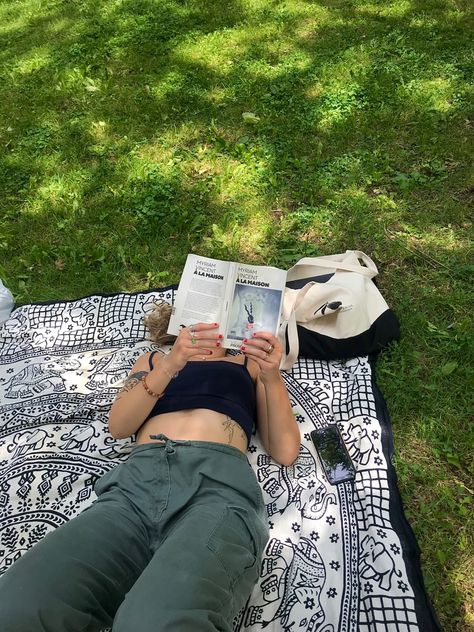 #aesthetic #reading #summer #katstratford Reading Script Aesthetic, Reading In A Garden, Reading At Park Aesthetic, Reading In The Garden Aesthetic, Reading On Grass Aesthetic, Hammock Reading Aesthetic, Reading Park Aesthetic, Book Picnic Photoshoot, Books Outside Aesthetic