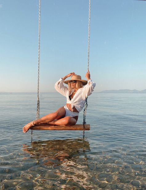 Solo Trips For Women, Most Beautiful Nature, City Fashion Photography, Solo Trips, Aesthetic Holiday, Beach Swing, Beach Pictures Poses, Photographie Inspo, Beach Photography Poses
