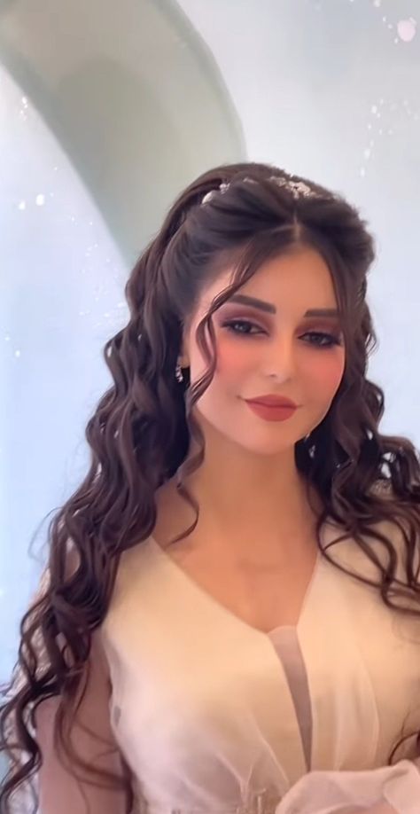 Arabic Hairstyles, Hairstyles For Gowns, Formal Hairstyles For Long Hair, Engagement Hairstyles, Foto Logo, Bridal Hair Buns, Long Hair Wedding Styles, Video Tiktok, Hair Tutorials For Medium Hair