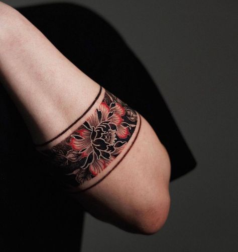 Men Tattoos, Band Tattoo Meaning, Flower Band Tattoo, Pola Tato, Cuff Tattoo, Tato Lengan, Forearm Band Tattoos, Minimal Tattoo Design, Band Tattoo Designs