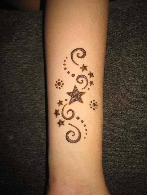 Tattoo Planets, Hanna Tattoo, Small Henna Tattoos, Henna Tattoo Design, Cute Henna Designs, Cute Henna Tattoos, Unique Henna, Dragons Tattoo, Small Henna
