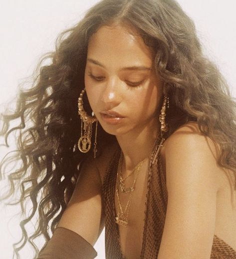 Arabian Woman Photography, Curly Goddess Hair, Ethereal Goddess Aesthetic, Soft Black Women Aesthetic, Exotic Beauty Aesthetic, Ethereal Photoshoot Ideas, Ethereal Portrait Photography, Ethereal Beauty Aesthetic, Ethereal Beauty Woman