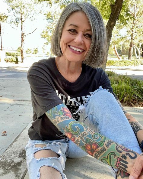 Woman In Her 50s Gets Told She's Too Old To Dress Like A Teenager - Responds With Her Outfit Grey Hair And Tattoos, Older Women With Tattoos, Silver Haired Beauties, Tattoed Women, Aging Beauty, Art Outfit, Beautiful Old Woman, Beautiful Women Over 50, Style Mistakes