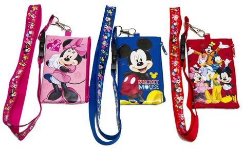 Love this lanyard with detachable coin purse idea for kids to store pins for trading, keep fast passes, tickets, Disney Bucks, and souvenir pennies safe in the coin purse. Disney Lanyard, Disney Surprise, Disney Universal Studios, Disneyland California Adventure, Disney Paris, Disneyland Vacation, Disneyland Tips, Disneyland California, Disney Planning