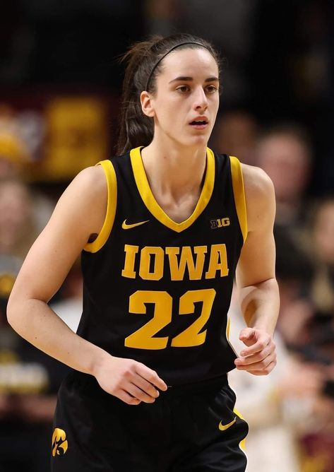 Clark Outfit, Fifa Cup, Volleyball Athlete, Athletic Wallpaper, Iowa Basketball, Sports Motivation, Olympic Basketball, Caitlin Clark, Basketball History