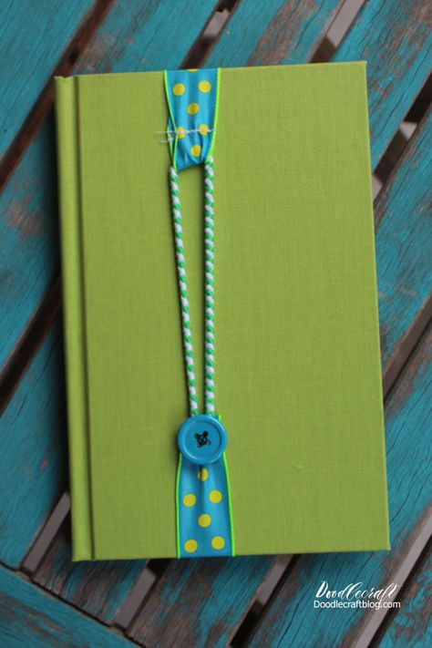 Simple Crafts For Ladies Group, Button Bookmarks, Sew On A Button, Market Day Ideas, Toddler Organization, Denim Crafts Diy, Sewing Tricks, Felt Bookmark, Tassel Bookmark