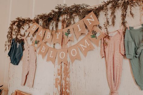 Girl Baby Shower Wildflower Theme, Vintage Flower Baby Shower Ideas, Baby In Bloom Neutral Shower Ideas, Wild Flower Baby Shower Ideas Decoration, Vintage Theme Baby Shower Ideas, Vintage Girl Baby Shower Ideas, Baby Shower Floral Backdrop, Rustic Baby Shower Ideas Girl, Baby Im Bloom Baby Shower Theme