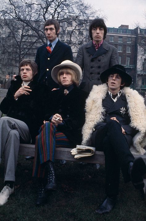 The Rolling Stones pictured together for a press call in Green Park, London on 11th January 1967. Clockwise from top left: Charlie Watts, Bill Wyman, Keith Richards, Brian Jones and Mick Jagger. (Photo by Rolls Press/Popperfoto/Getty Images) The Roling Stones, Brian Jones Rolling Stones, Mick Jagger Rolling Stones, Fashion Fotografie, Rolling Stones Band, Bill Wyman, Rollin Stones, Acid Rock, Moves Like Jagger