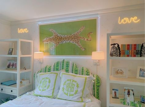 Colorful Preppy Bedroom, Post Grad Bedroom, Living Room Partition Wall Design, Home Decor Modern Living Room, Partition Wall Design, Room Partition Wall, Room Divider Ideas, Preppy Bedroom, Divider Ideas