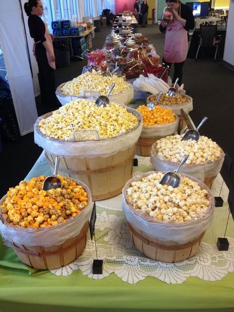 Popcorn Bar Party, Diy Popcorn Bar, Popcorn Buffet, Popcorn Bar Sign, Diy Popcorn, Fest Mad, Bar A Bonbon, Popcorn Bar, Food Stations