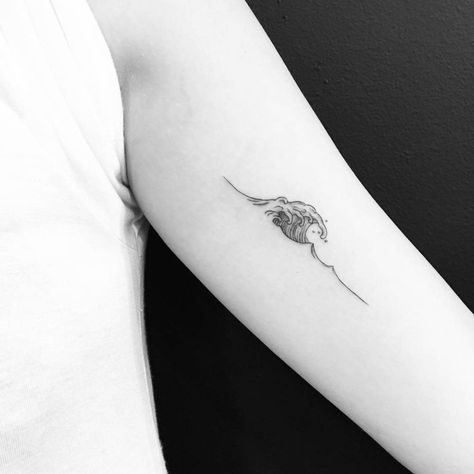 Wave tattoo on the left inner arm. Tattoos Life, Wellen Tattoo, Wave Tattoo Design, Inner Bicep Tattoo, Inner Arm Tattoo, Ocean Tattoos, Bicep Tattoo, Tattoo Fails, Geniale Tattoos