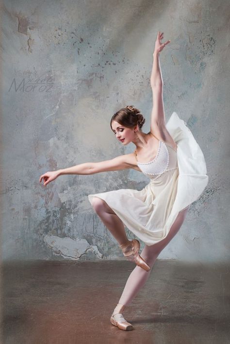 I have been out of dance for so long....part of me doesn't even feel like a ballerina anymore.... Artistic Ballet Photography, High Heel Pose Reference, Tari Balet, Ballerina Poses, Ballet Painting, Dance Photo Shoot, Dancer Photography, Ballet Pictures, Ballet Beauty